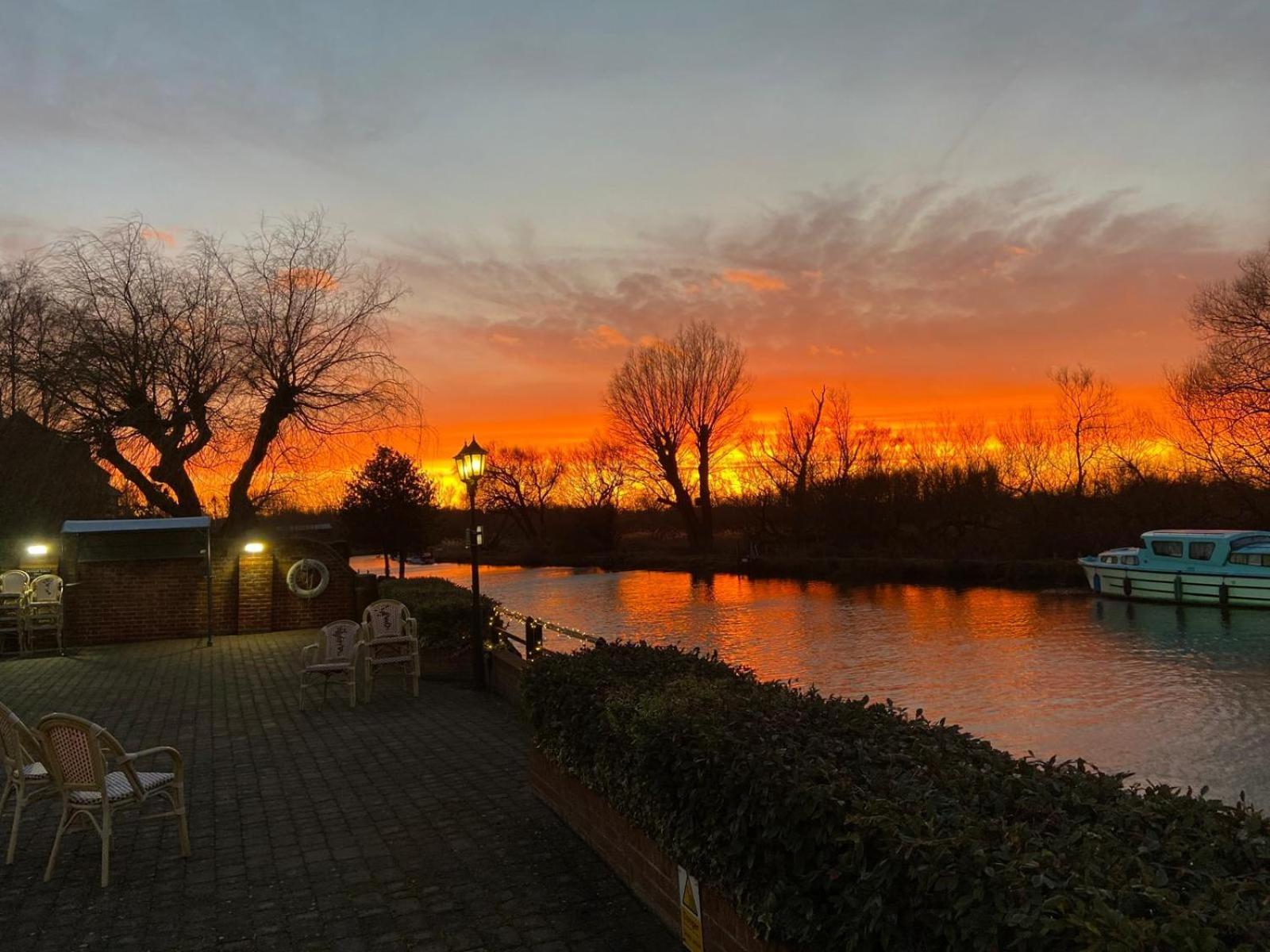 Waveney House Hotel 베컬스 외부 사진